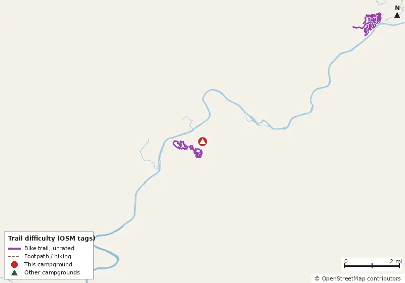 Map of roads, water and trails within about 5 miles of Chattahoochee Bend State Park Campground, with bike trails colored by their OpenStreetMap difficulty tags