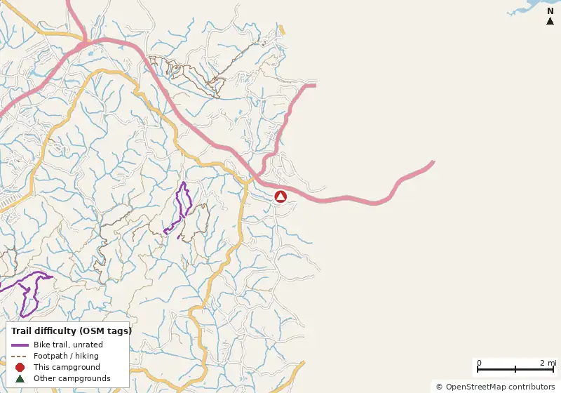 Map of roads, water and trails within about 5 miles of Currahee RV and Campground, with bike trails colored by their OpenStreetMap difficulty tags
