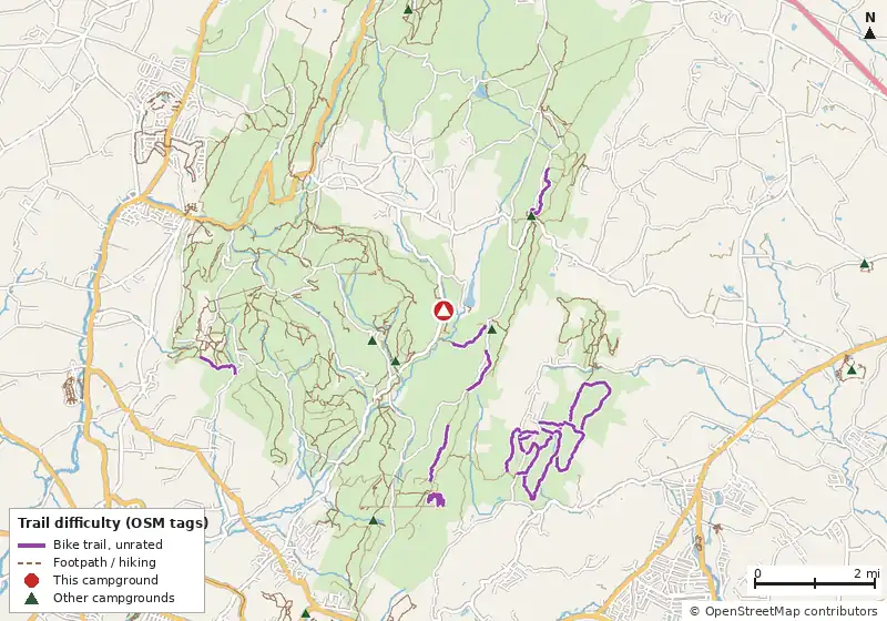Map of roads, water and trails within about 5 miles of Peggys Hill Parking, with bike trails colored by their OpenStreetMap difficulty tags