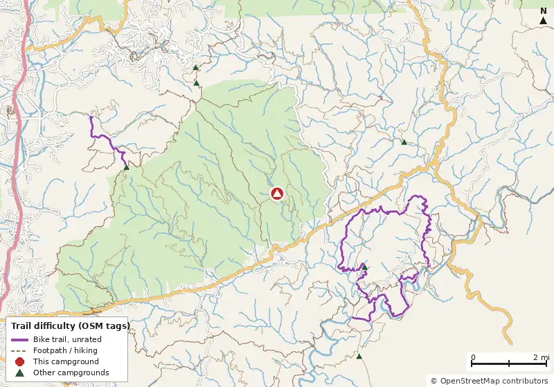 Map of roads, water and trails within about 5 miles of Sarah's Creek Campground  (Clayton, GA), with bike trails colored by their OpenStreetMap difficulty tags