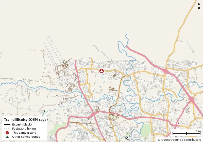 Map of roads, water and trails within about 5 miles of Tiny Town RV Park, with bike trails colored by their OpenStreetMap difficulty tags