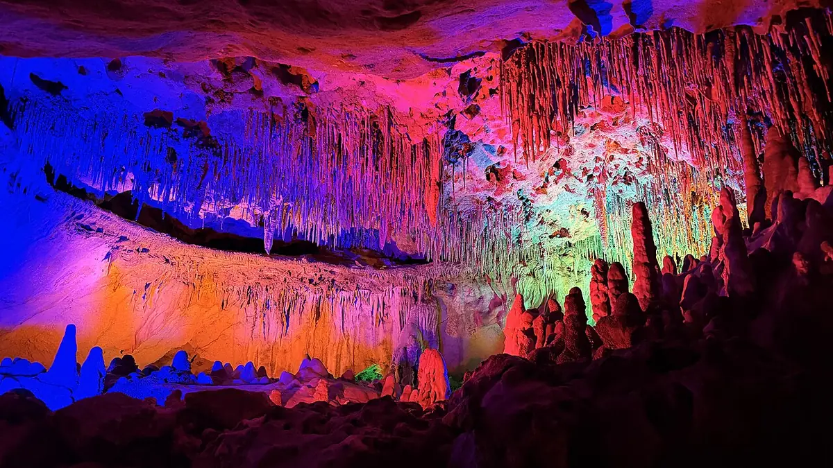 Florida Caverns State Park: A closer shot of the colorful Florida Caverns